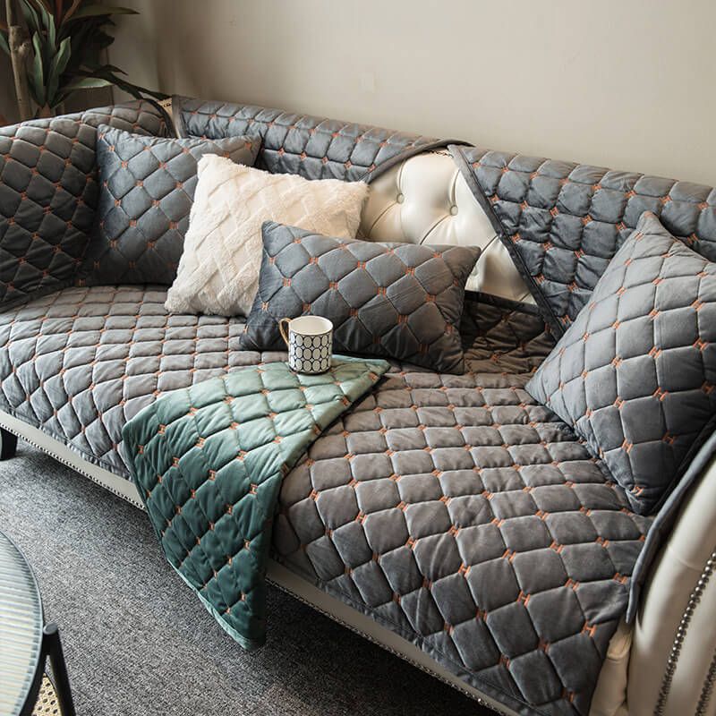 Luxuriöser, rutschfester Couchbezug aus gestepptem Samt