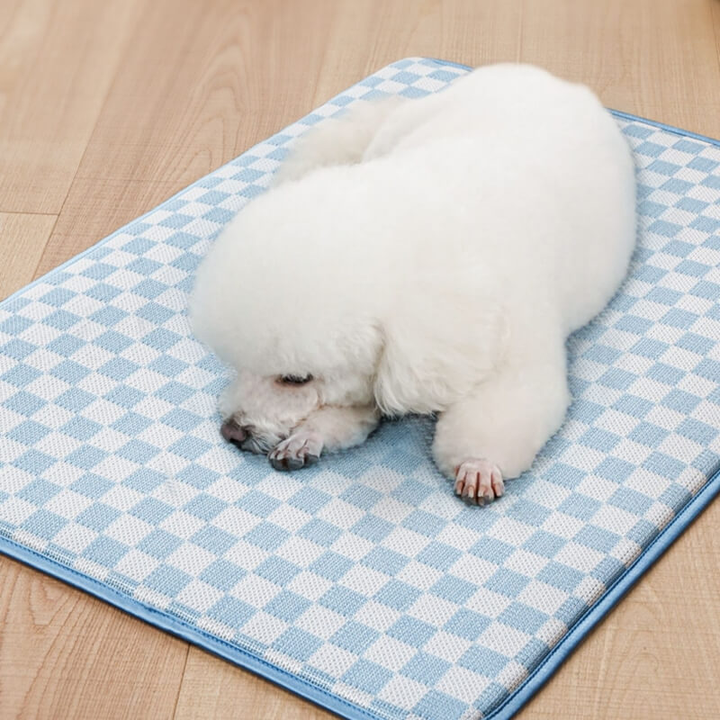 Kühlende Hunde-Schlafmatte aus Eisseide mit Schachbrettmuster