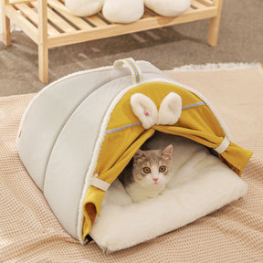 Geschlossenes Katzenhausbett mit Hasenohren