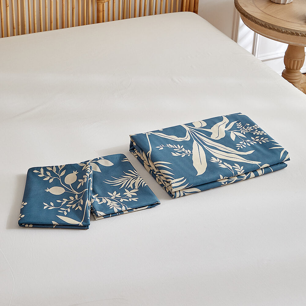 Simplistic Leaf Pattern Skin-Friendly Breathable Comforter Set with Pillowcases