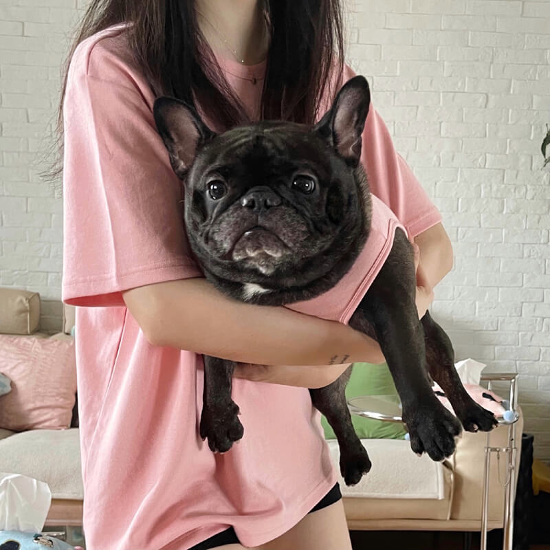 Conjunto de camisetas e colete rosa combinando para cachorro e dono