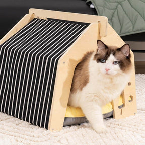 Maison de chat confortable et chaleureuse en bois d'intérieur