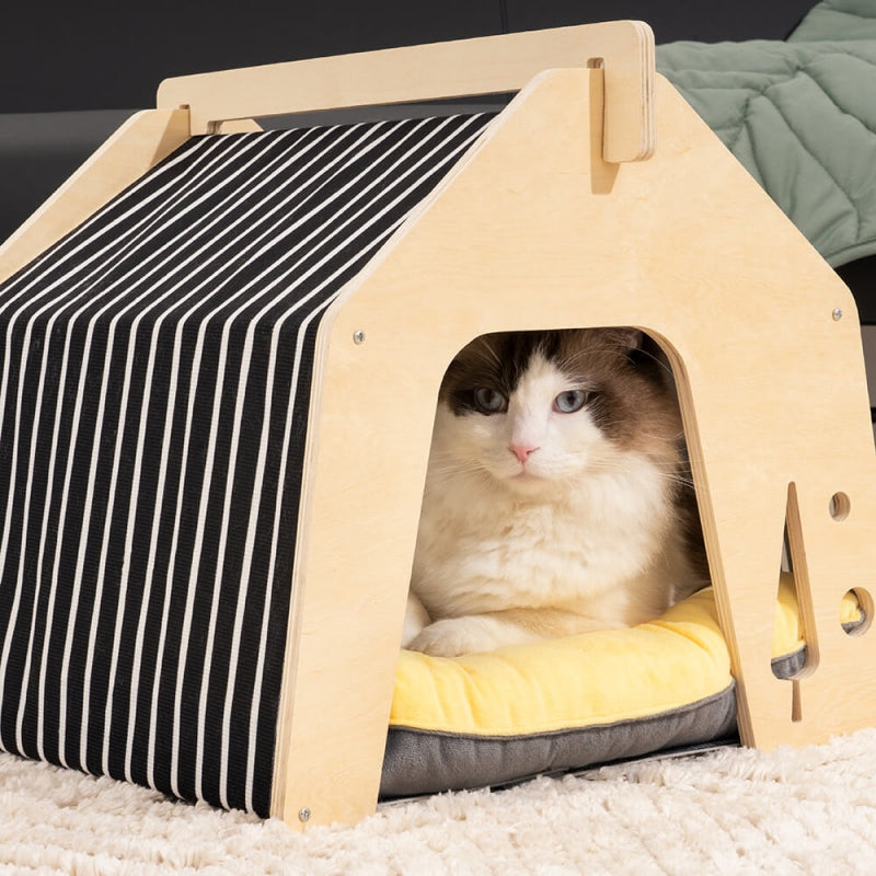 Gemütliches, gemütliches Katzenhaus aus Holz für den Innenbereich
