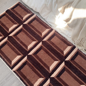Kreative dreidimensionale, flauschige Haustiermatte in Schokoladenbraun