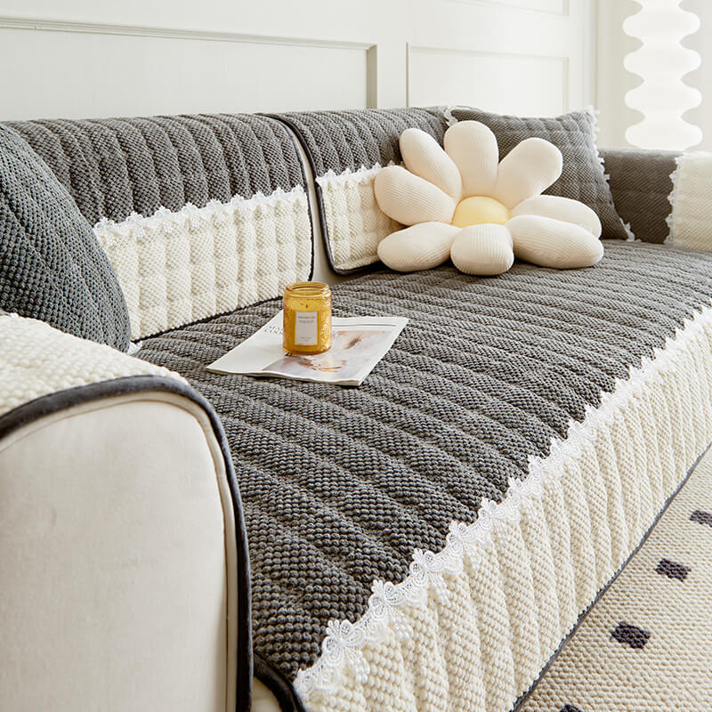 Rutschfester Couchbezug aus Cord im Colour-Block-Design mit Spitze